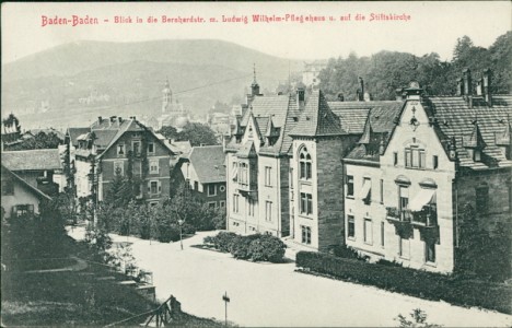 Alte Ansichtskarte Baden-Baden, Blick in die Bernhardstr. m. Ludwig Wilhelm-Pflegehaus u. auf die Stiftskirche