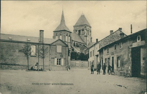 Alte Ansichtskarte Lavannes, Kirche mit Kaiser Wilhelm-Gedenkstein
