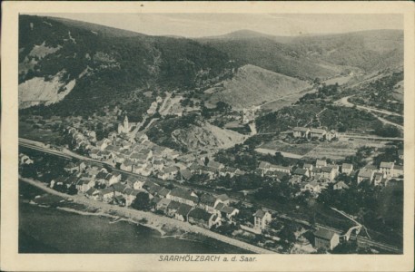 Alte Ansichtskarte Mettlach-Saarhölzbach, Gesamtansicht mit Bahnstrecke