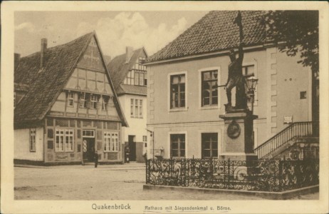 Alte Ansichtskarte Quakenbrück, Rathaus mit Siegesdenkmal u. Börse