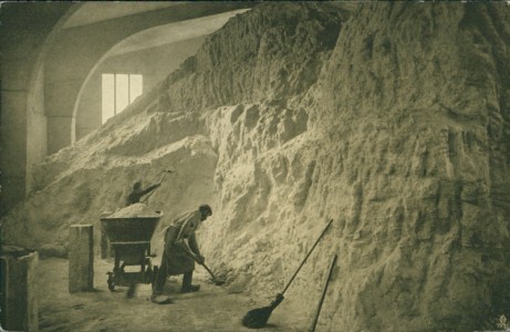 Alte Ansichtskarte Leverkusen, Farbenfabriken vorm. Friedr. Bayer & Co. B.8: Salzlager