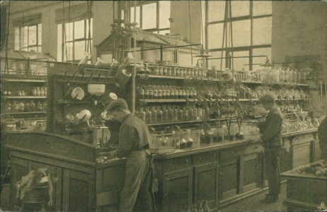 Alte Ansichtskarte Leverkusen, Farbenfabriken vorm. Friedr. Bayer & Co. B.5: Laboratoriumsjungen