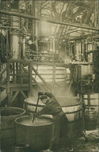 Alte Ansichtskarte Leverkusen, Farbenfabriken vorm. Friedr. Bayer & Co. B.7: Blick in einen Herstellungsraum